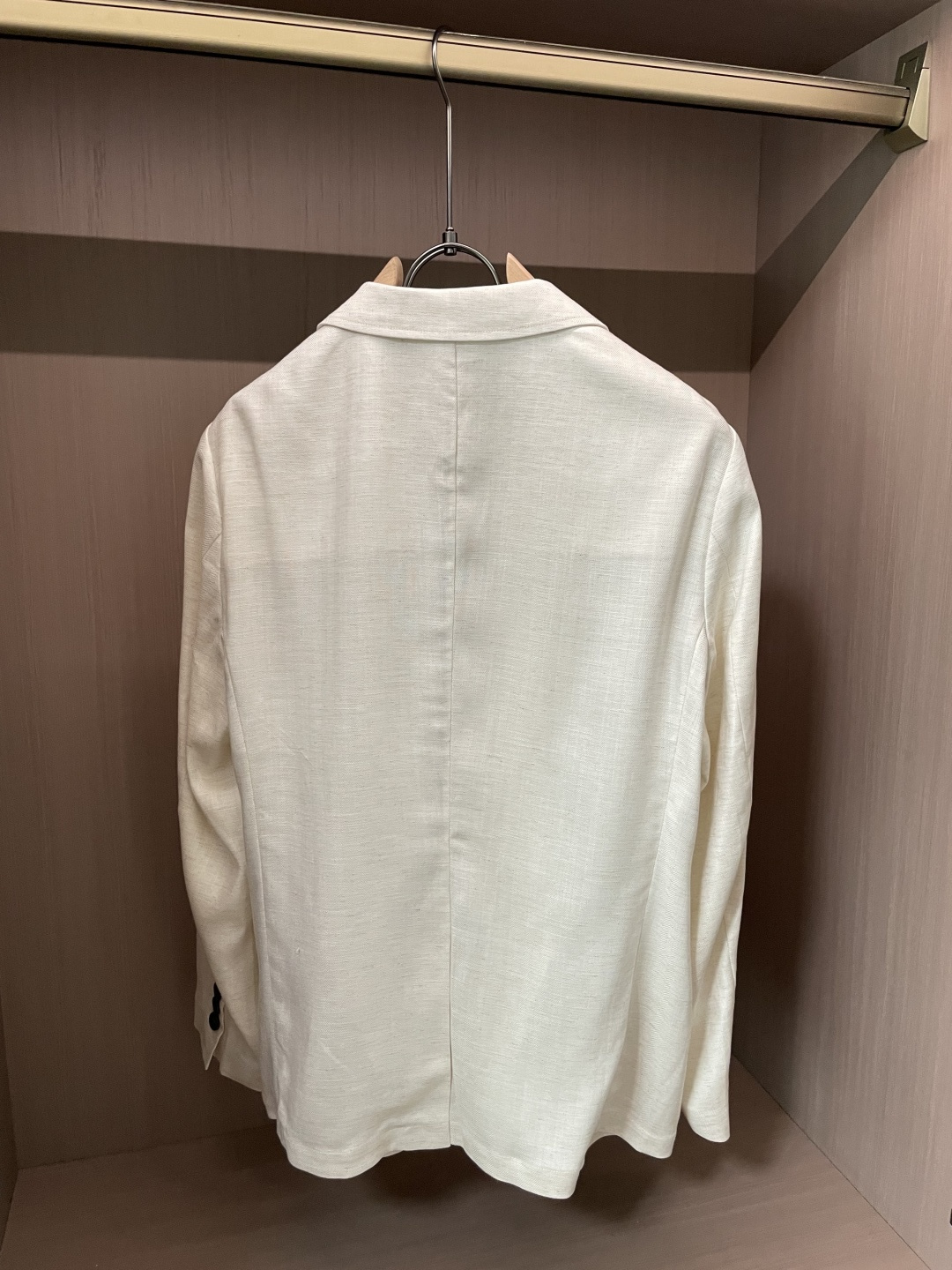 LSS早春新款天丝亚麻混纺人字纹翻领西服，男士经典徽章刺绣经典两粒扣商务休闲西装夹克外套！贸易公司渠道稀