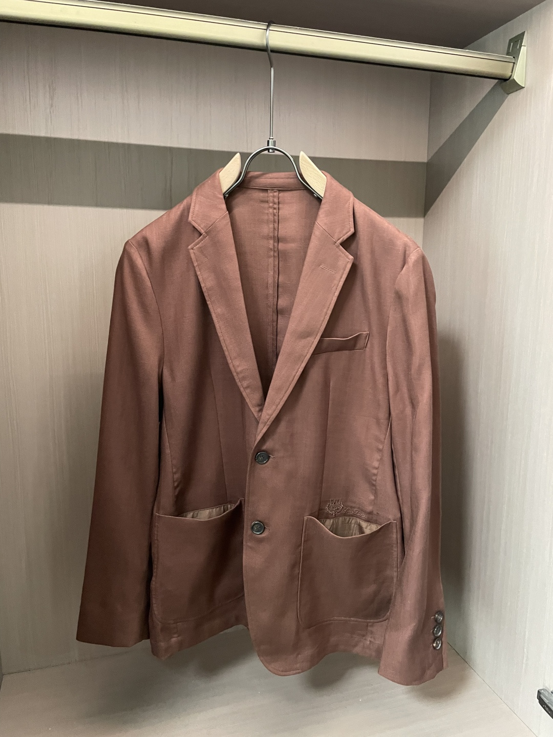LSS早春新款亚麻天丝混纺人字纹翻领西服，男士经典徽标刺绣口袋商务休闲西装夹克外套！贸易公司渠道稀出，同