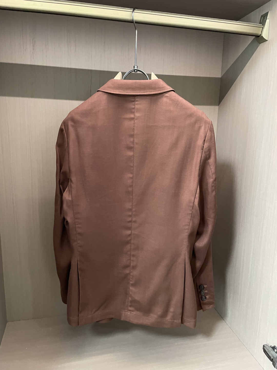LSS早春新款亚麻天丝混纺人字纹翻领西服，男士经典徽标刺绣口袋商务休闲西装夹克外套！贸易公司渠道稀出，同