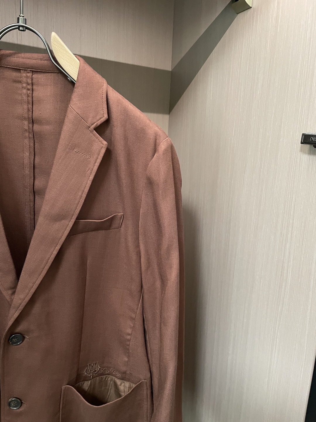 LSS早春新款亚麻天丝混纺人字纹翻领西服，男士经典徽标刺绣口袋商务休闲西装夹克外套！贸易公司渠道稀出，同