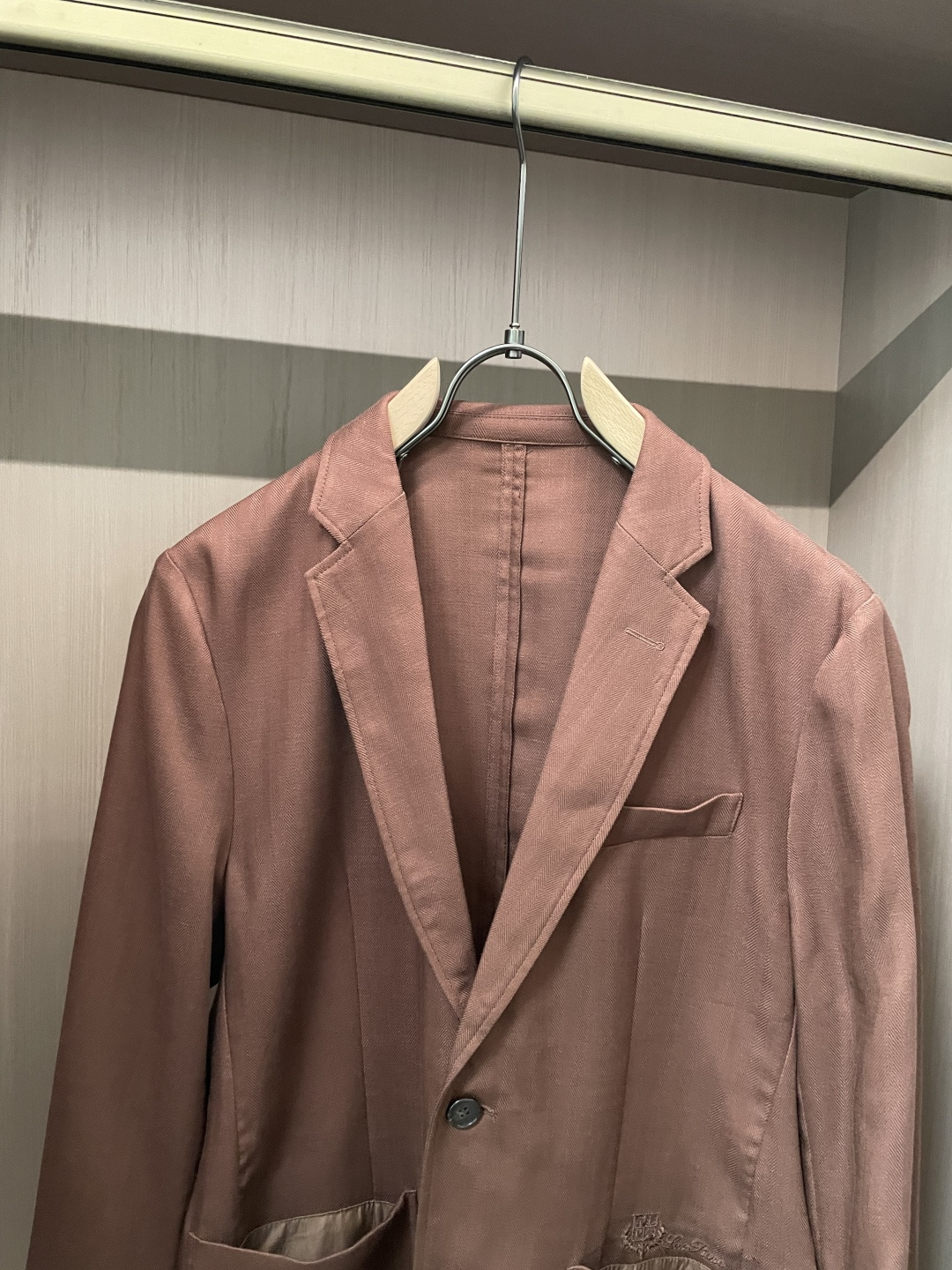 LSS早春新款亚麻天丝混纺人字纹翻领西服，男士经典徽标刺绣口袋商务休闲西装夹克外套！贸易公司渠道稀出，同