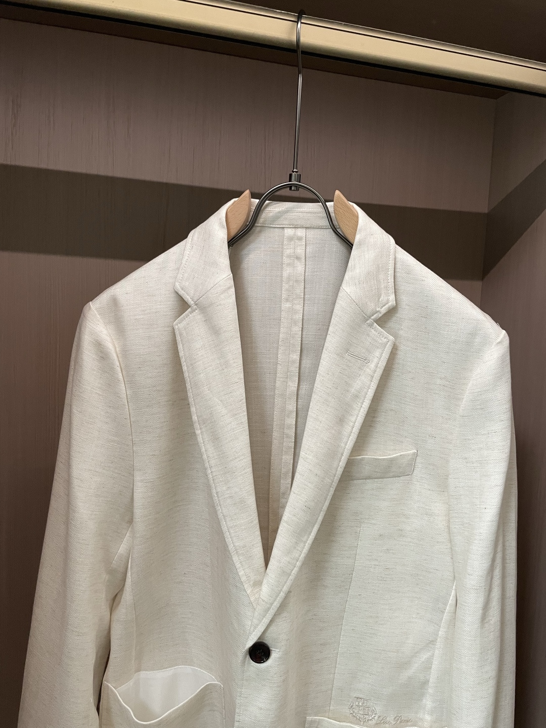 LSS早春新款亚麻天丝混纺人字纹翻领西服，男士经典徽标刺绣口袋商务休闲西装夹克外套！贸易公司渠道稀出，同