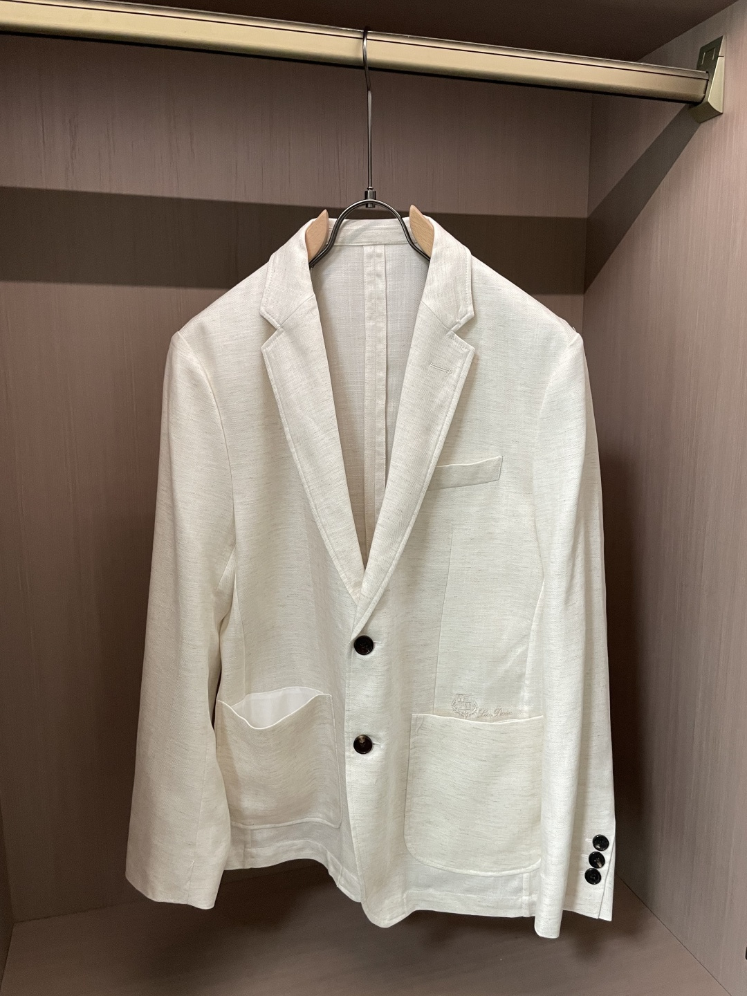 LSS早春新款亚麻天丝混纺人字纹翻领西服，男士经典徽标刺绣口袋商务休闲西装夹克外套！贸易公司渠道稀出，同