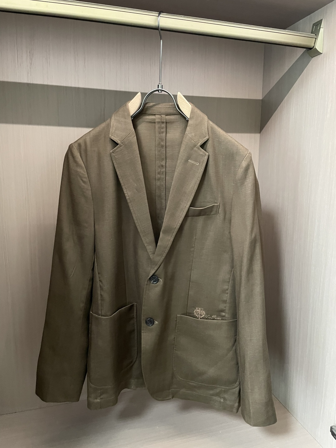 LSS早春新款亚麻天丝混纺人字纹翻领西服，男士经典徽标刺绣口袋商务休闲西装夹克外套！贸易公司渠道稀出，同