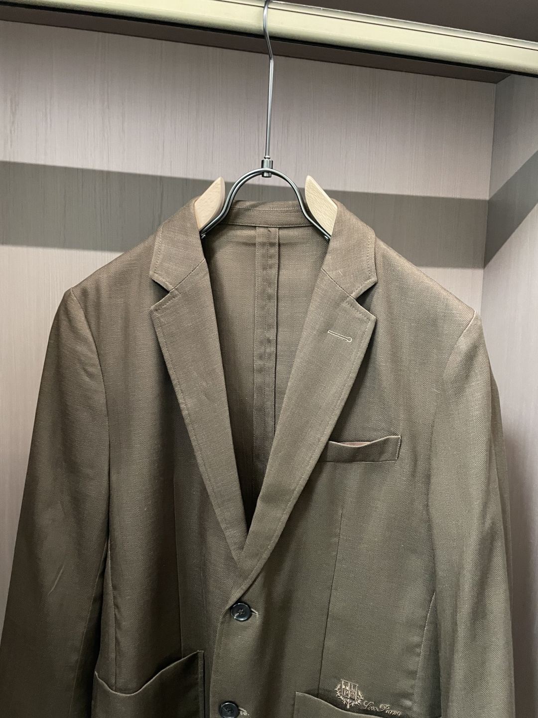LSS早春新款亚麻天丝混纺人字纹翻领西服，男士经典徽标刺绣口袋商务休闲西装夹克外套！贸易公司渠道稀出，同