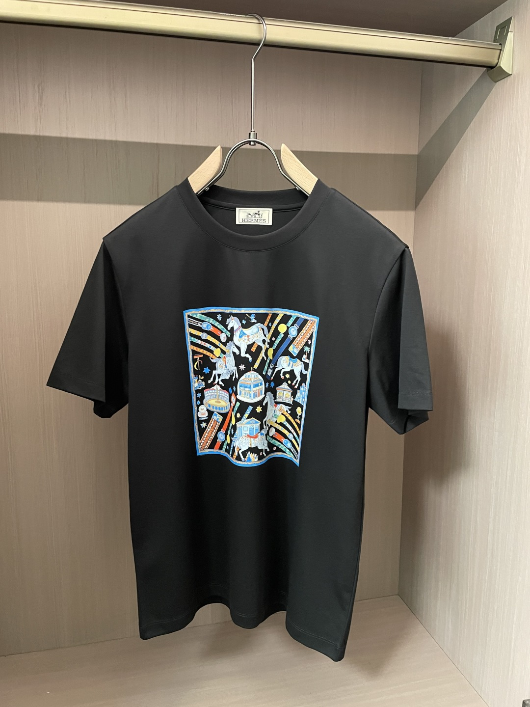 爱马仕 2026ss夏装新品 专柜在售 最新系列图案logo短袖T恤 必须人手一件的节奏！进口顶极丝光棉