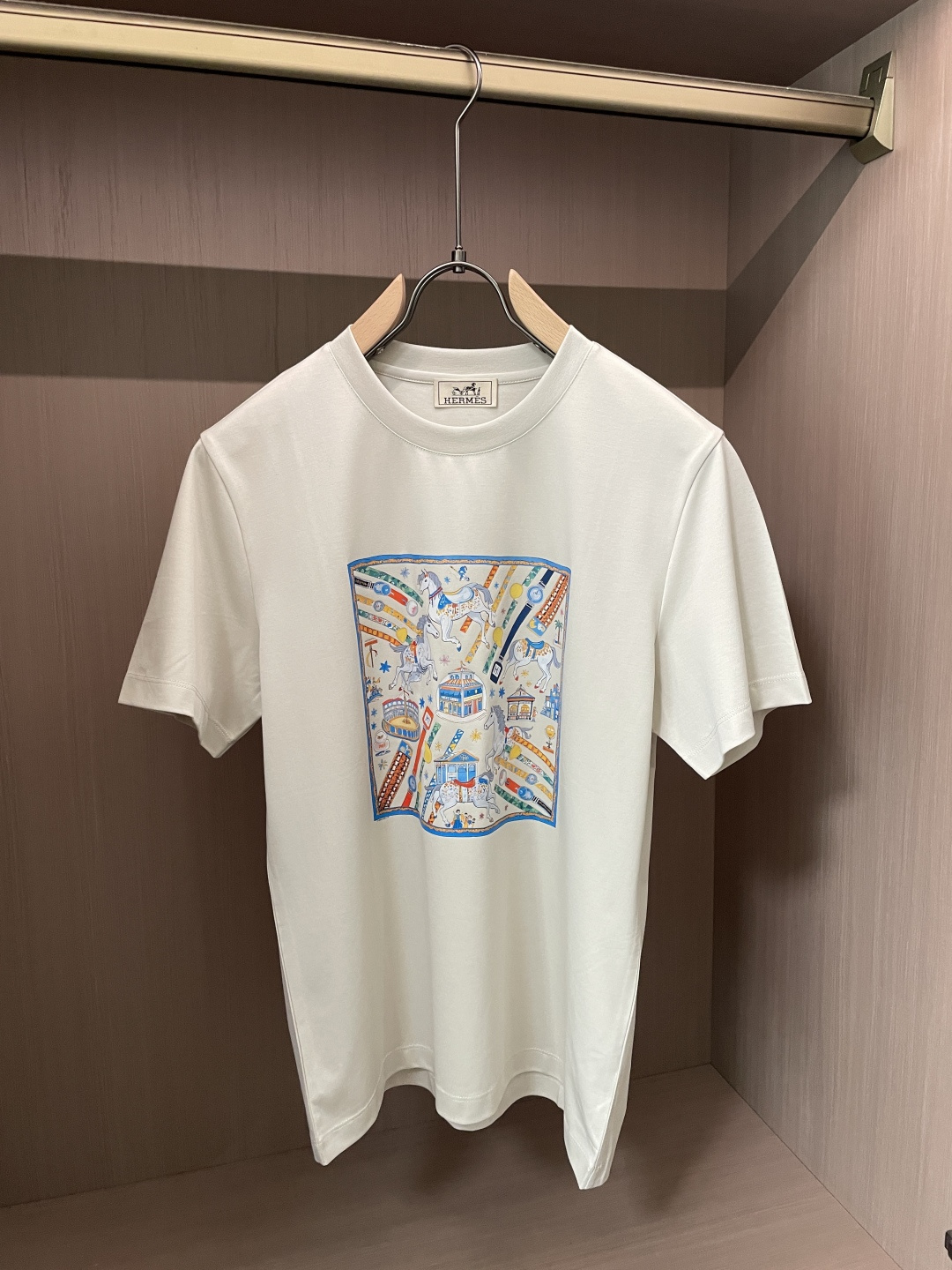 爱马仕 2026ss夏装新品 专柜在售 最新系列图案logo短袖T恤 必须人手一件的节奏！进口顶极丝光棉