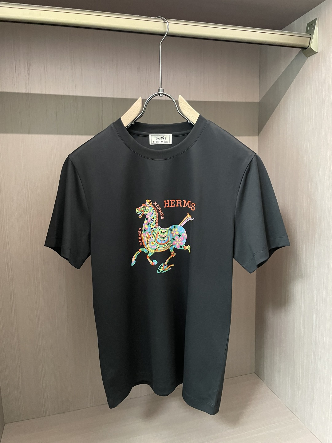 爱马仕 2026ss夏装新品 专柜在售 最新系列图案logo短袖T恤 必须人手一件的节奏！进口顶极丝光棉