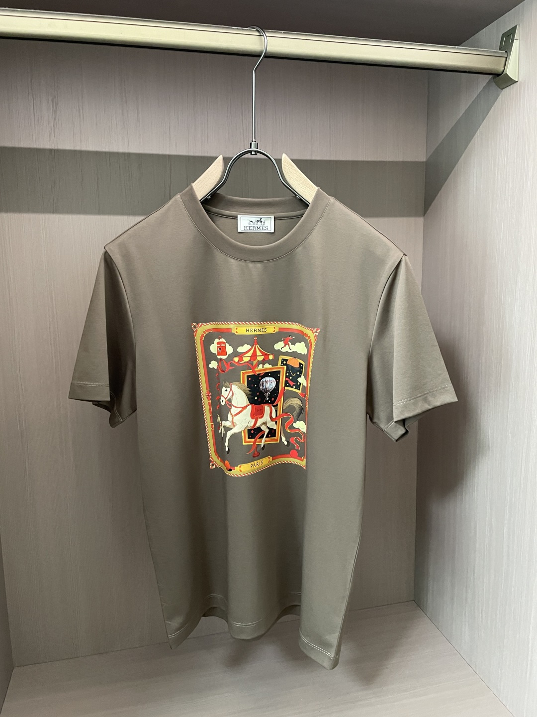爱马仕 2026ss夏装新品 专柜在售 最新系列图案logo短袖T恤 必须人手一件的节奏！进口顶极丝光棉