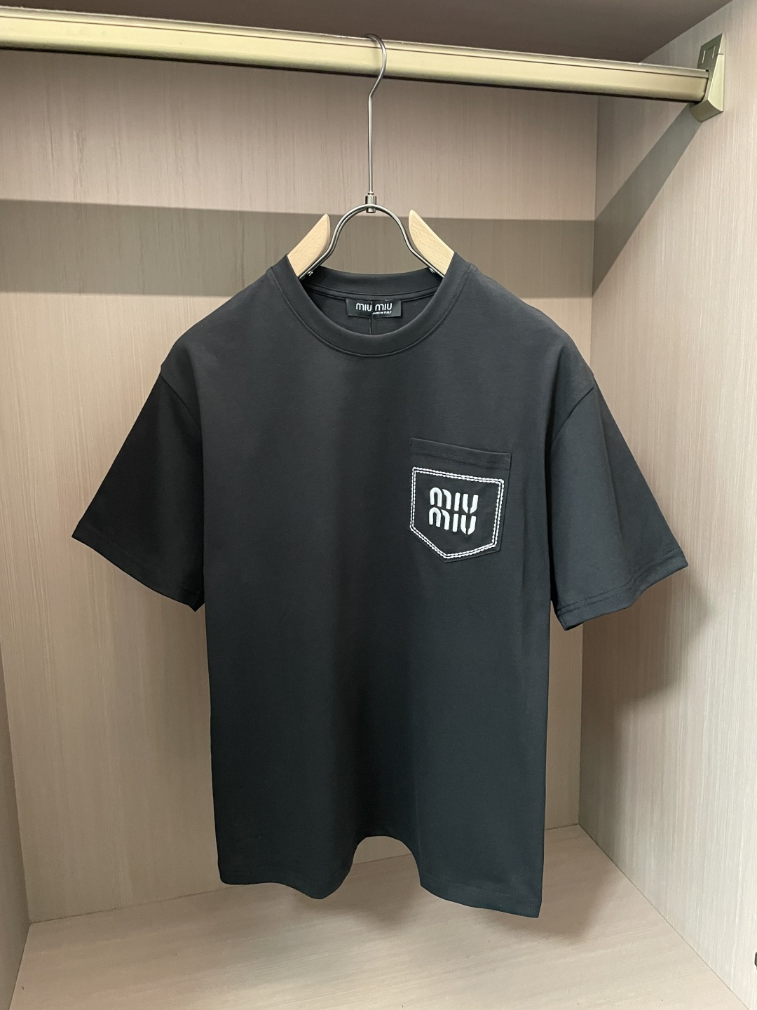 miumiu官网同款 官网同款 官网同款⚠️重磅推荐！2026ss夏装新品 专柜在售 最新系列图案log