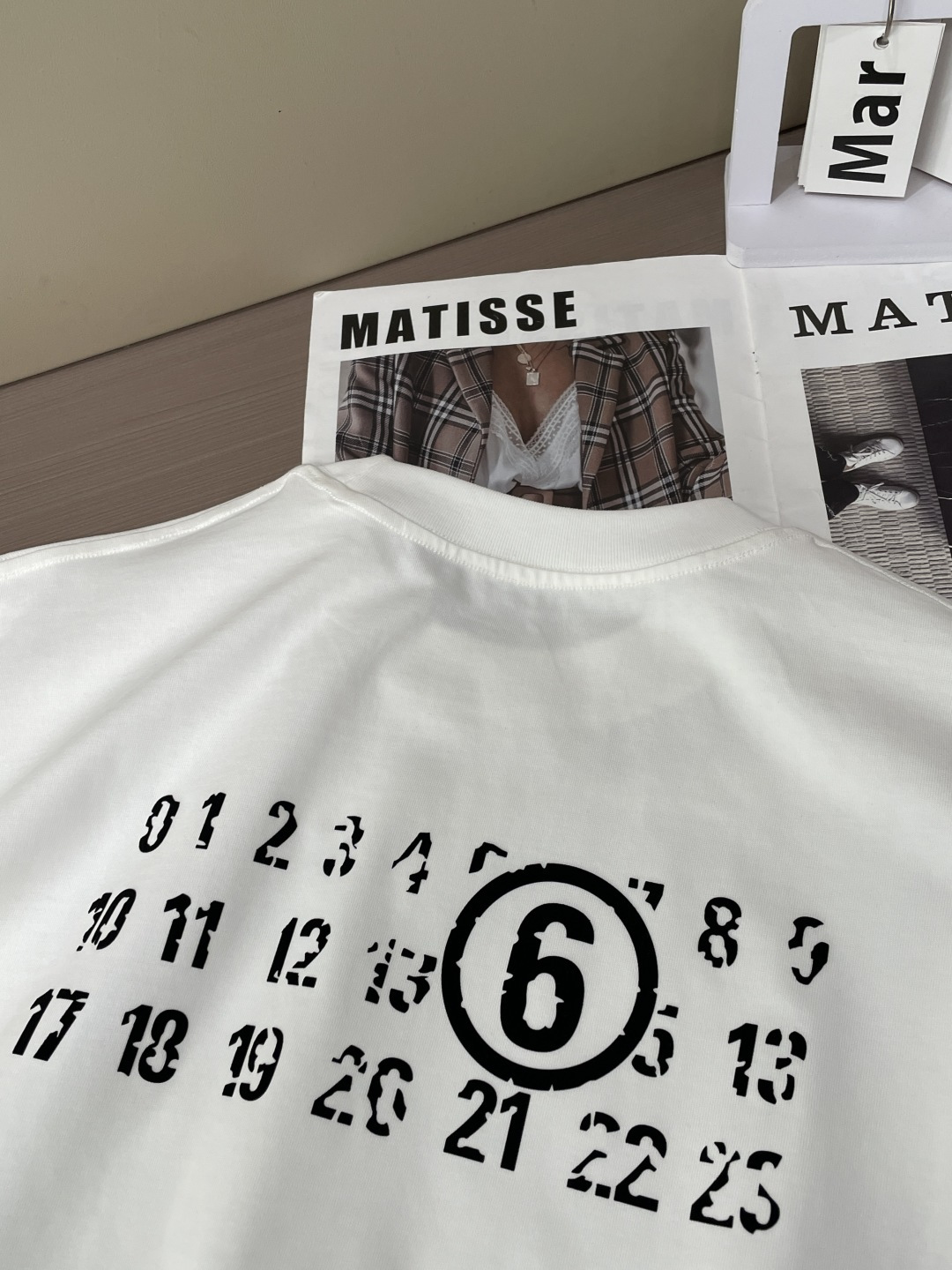 马吉拉 2026春夏款/官网同步面料采用重磅纯棉精梳棉面料，OS宽松版型，上身版型超正！日常百搭，衣橱必