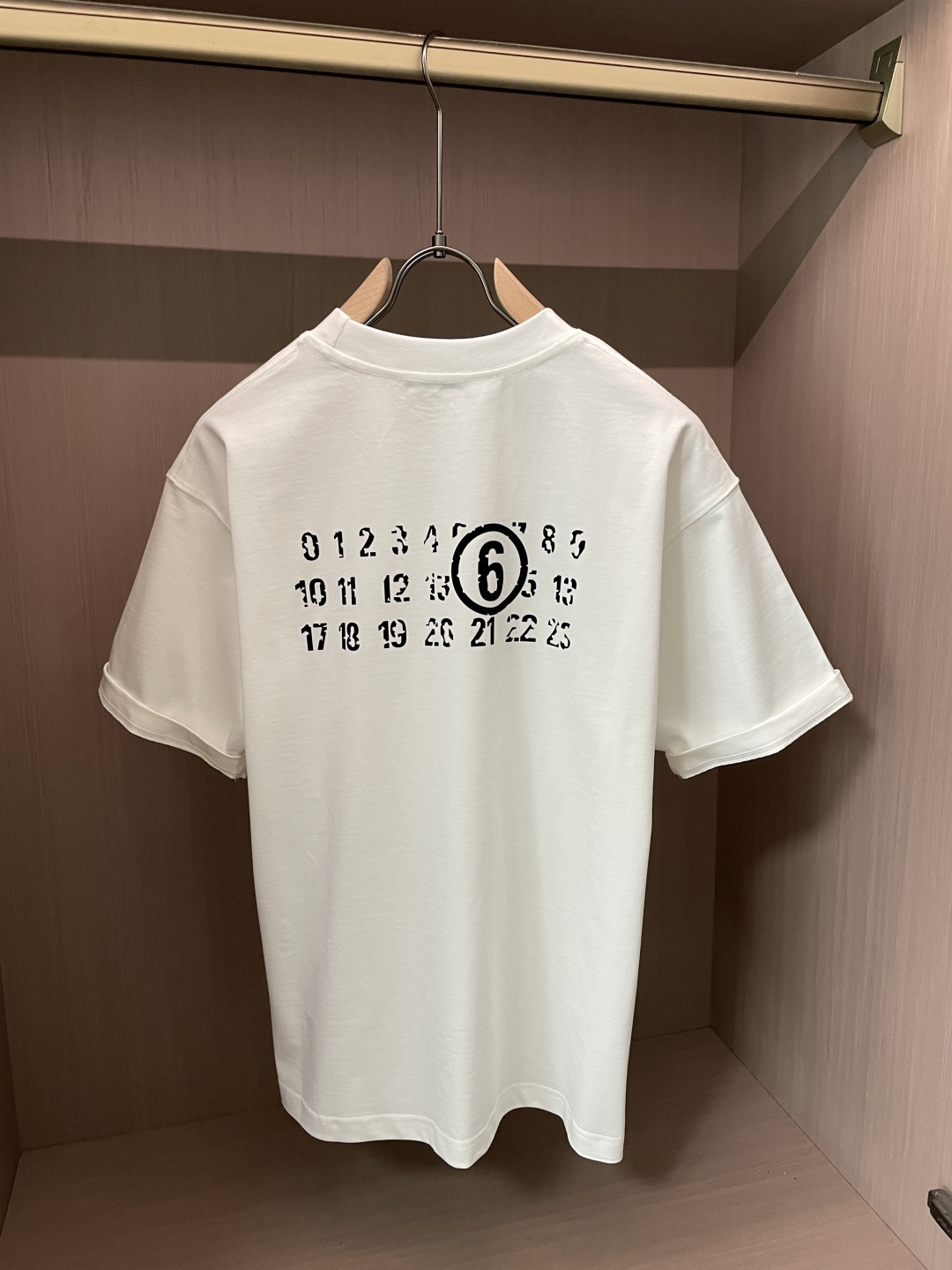 马吉拉 2026春夏款/官网同步面料采用重磅纯棉精梳棉面料，OS宽松版型，上身版型超正！日常百搭，衣橱必