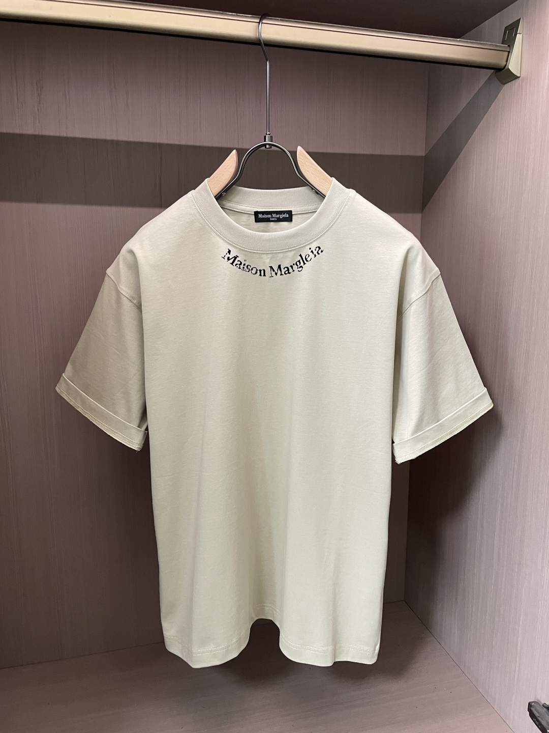 马吉拉 2026春夏款/官网同步面料采用重磅纯棉精梳棉面料，OS宽松版型，上身版型超正！日常百搭，衣橱必