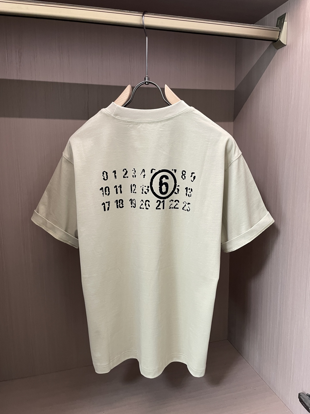 马吉拉 2026春夏款/官网同步面料采用重磅纯棉精梳棉面料，OS宽松版型，上身版型超正！日常百搭，衣橱必