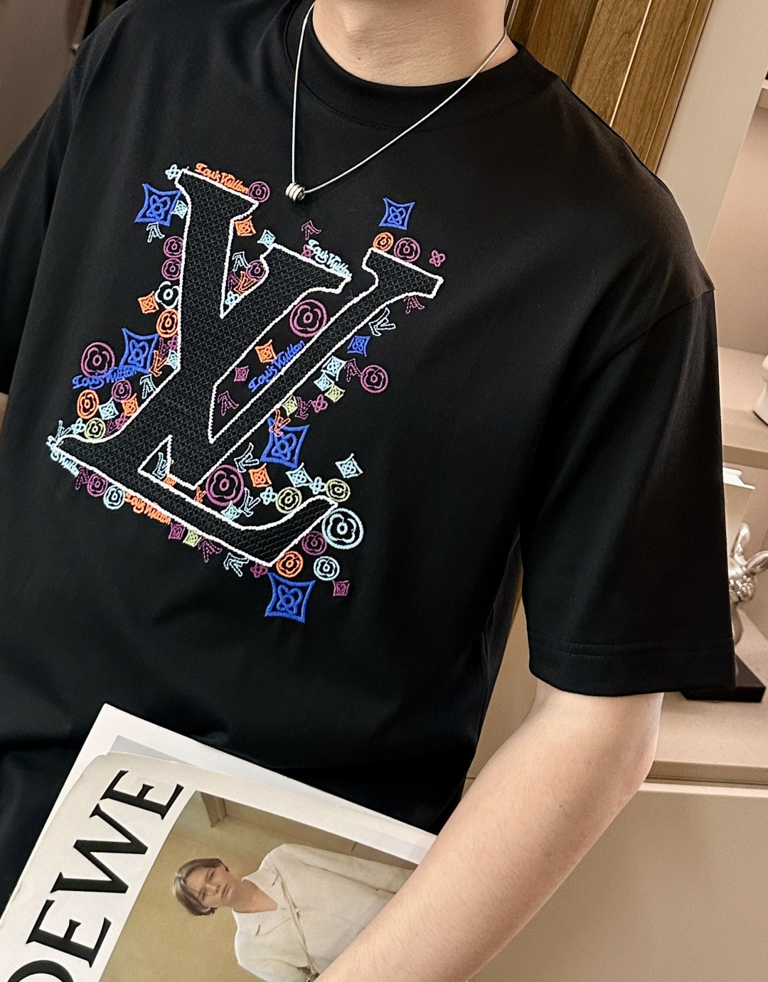 · Lv 2026春夏新款首发专柜最新款短袖圆领T恤 高端订制 设计前卫时尚！品牌logo重工艺设计 高