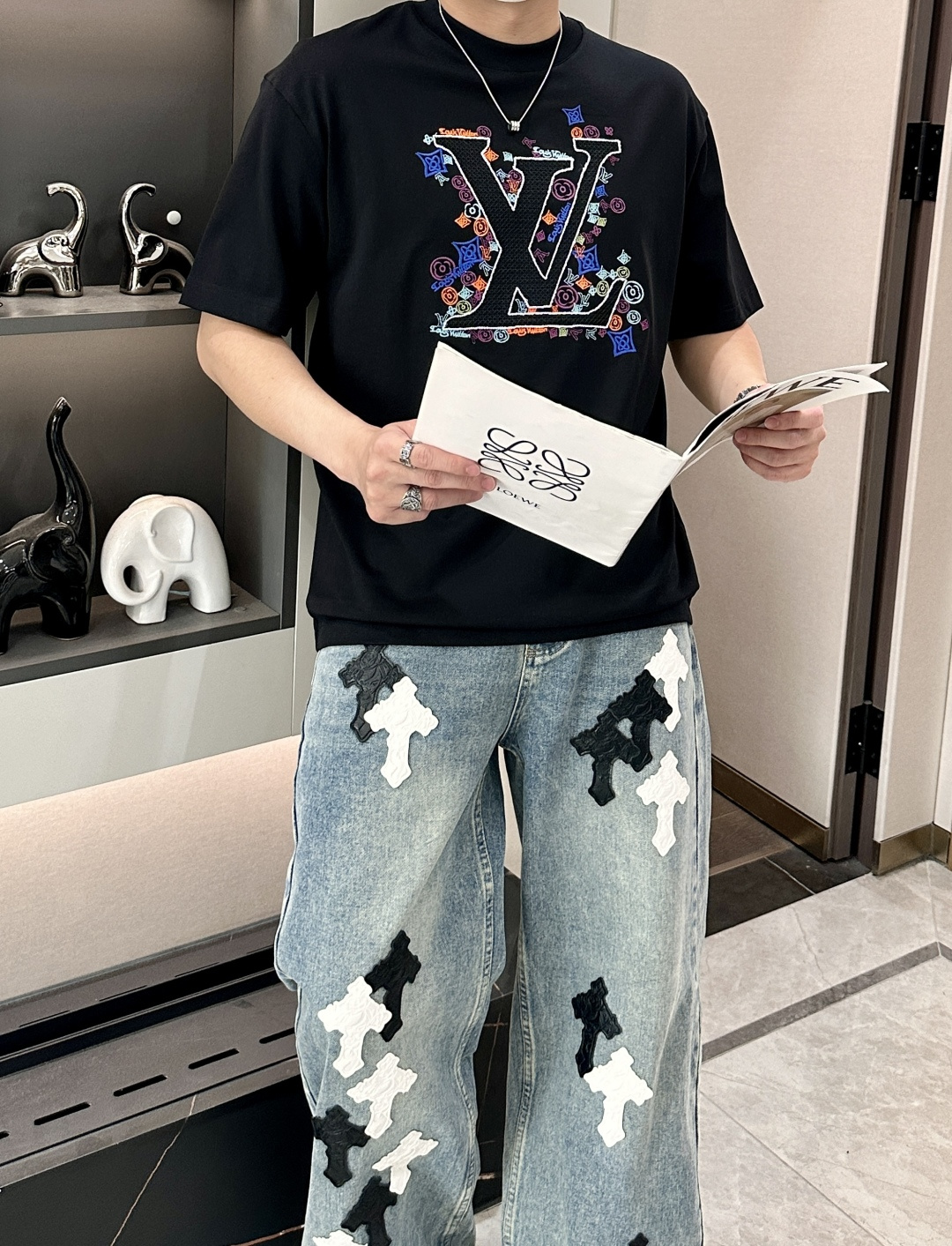 · Lv 2026春夏新款首发专柜最新款短袖圆领T恤 高端订制 设计前卫时尚！品牌logo重工艺设计 高