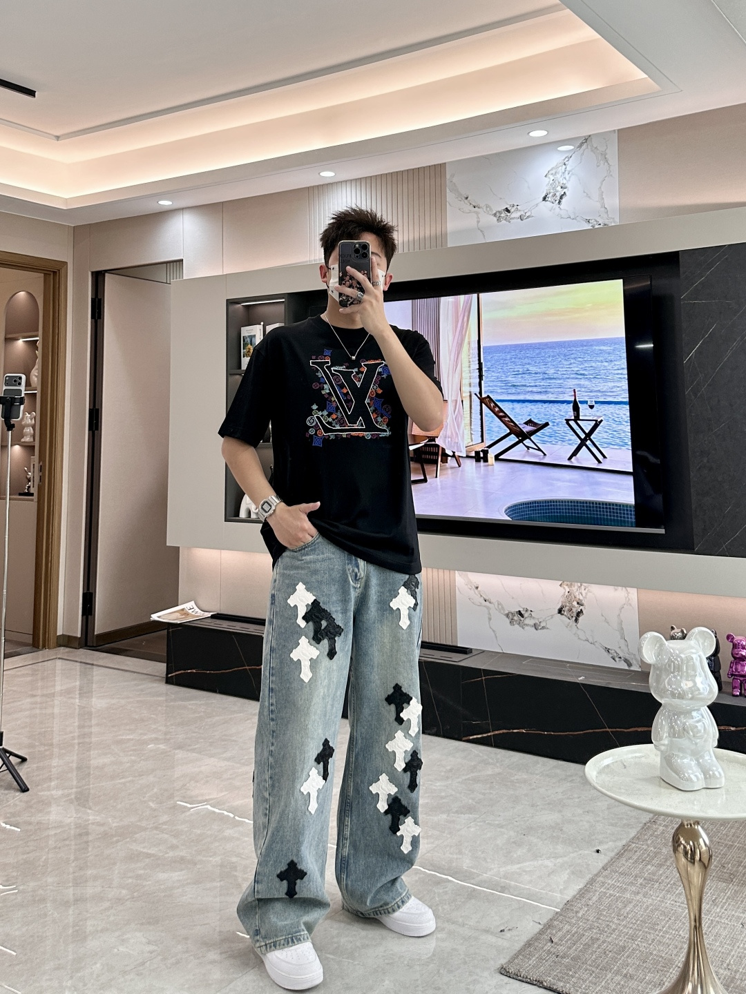 · Lv 2026春夏新款首发专柜最新款短袖圆领T恤 高端订制 设计前卫时尚！品牌logo重工艺设计 高