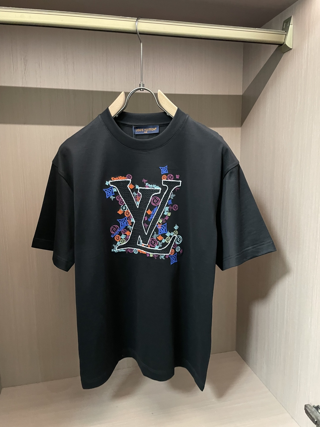 · Lv 2026春夏新款首发专柜最新款短袖圆领T恤 高端订制 设计前卫时尚！品牌logo重工艺设计 高