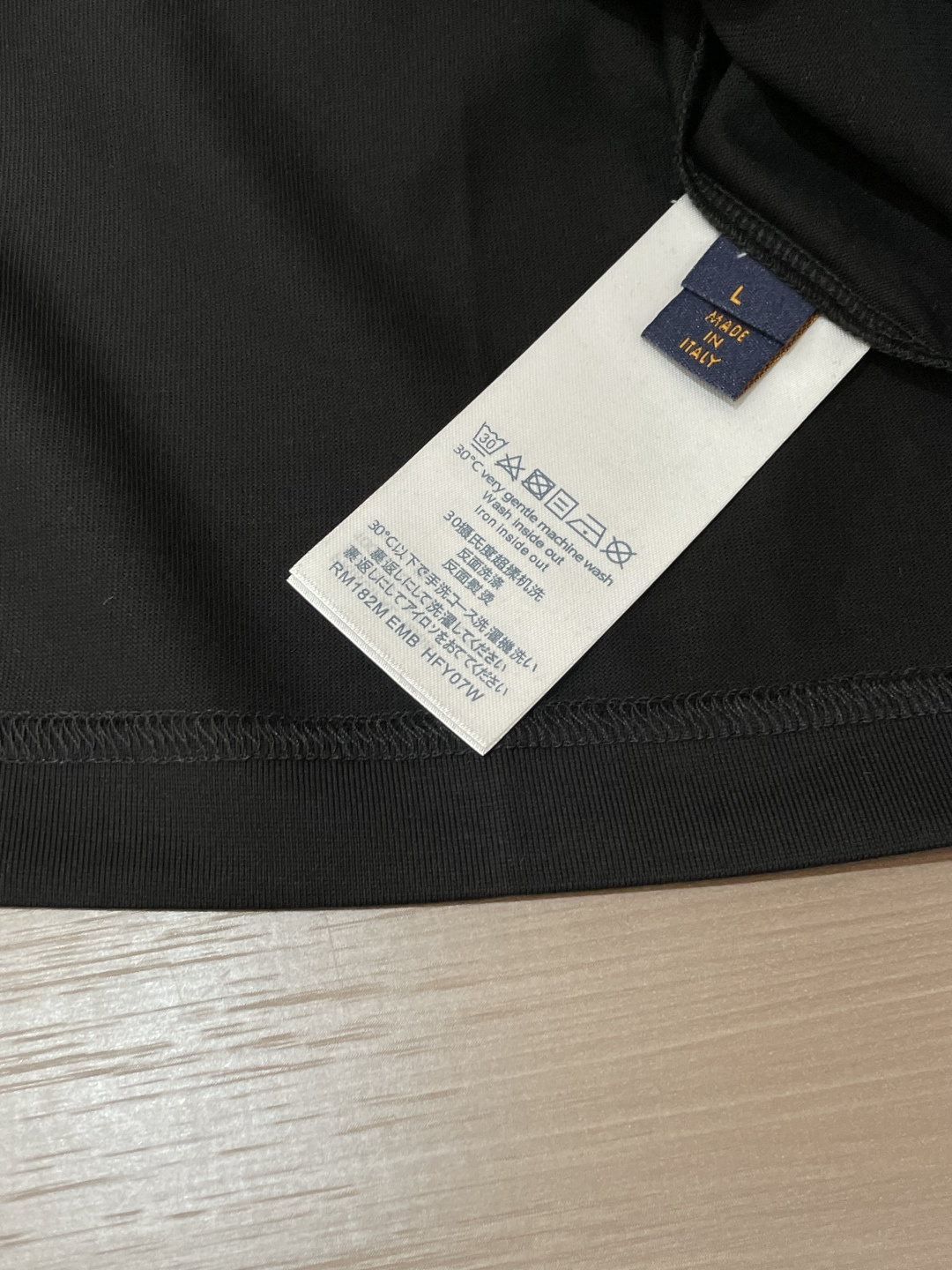 · Lv 2026春夏新款首发专柜最新款短袖圆领T恤 高端订制 设计前卫时尚！品牌logo重工艺设计 高