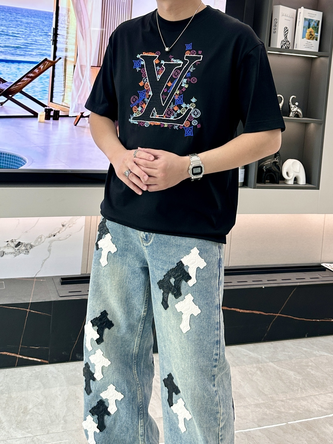 · Lv 2026春夏新款首发专柜最新款短袖圆领T恤 高端订制 设计前卫时尚！品牌logo重工艺设计 高