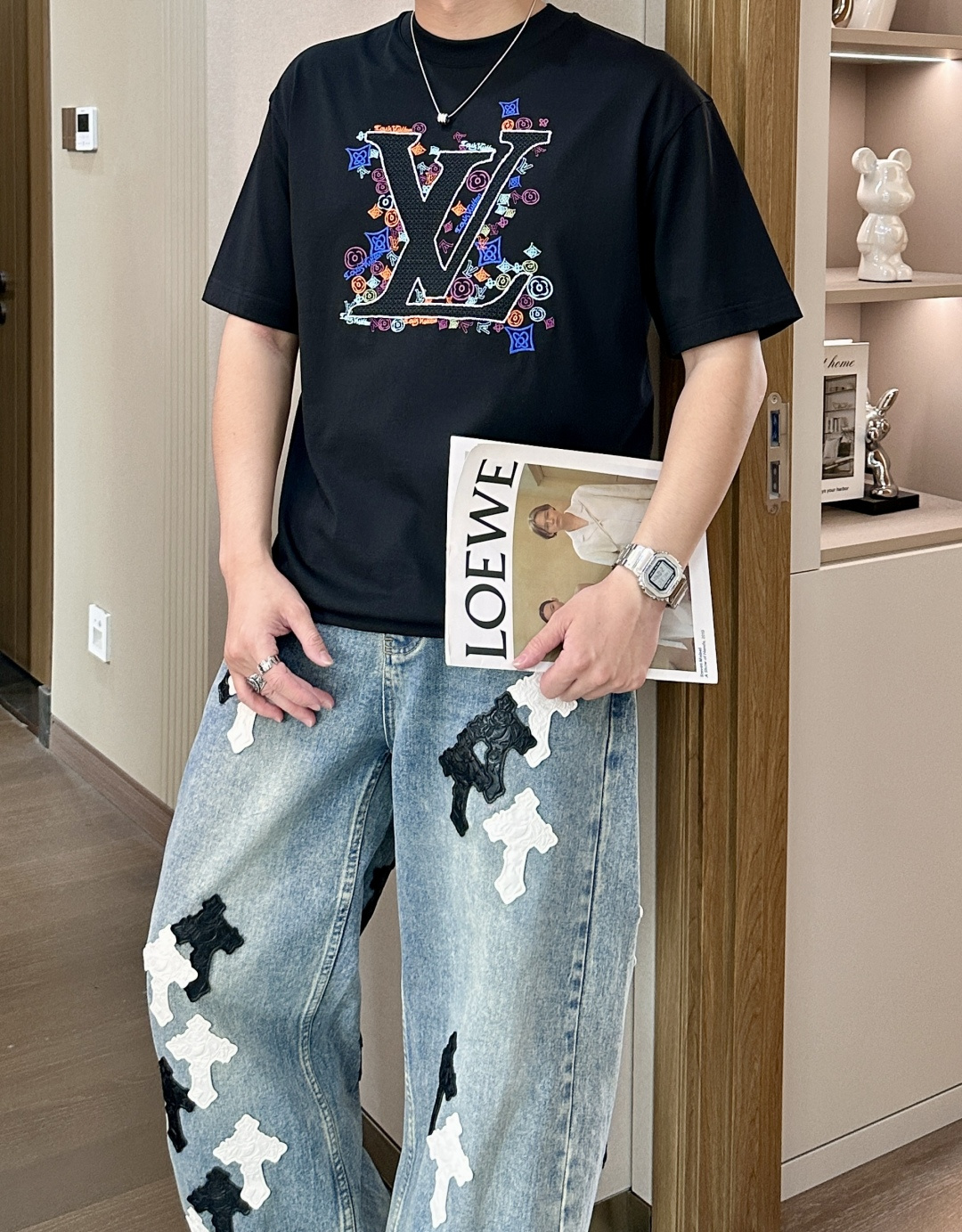 · Lv 2026春夏新款首发专柜最新款短袖圆领T恤 高端订制 设计前卫时尚！品牌logo重工艺设计 高