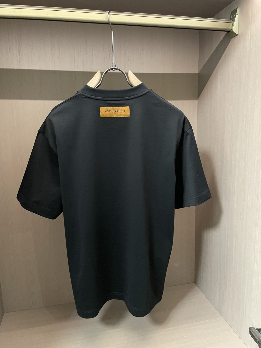 · Lv 2026春夏新款首发专柜最新款短袖圆领T恤 高端订制 设计前卫时尚！品牌logo重工艺设计 高