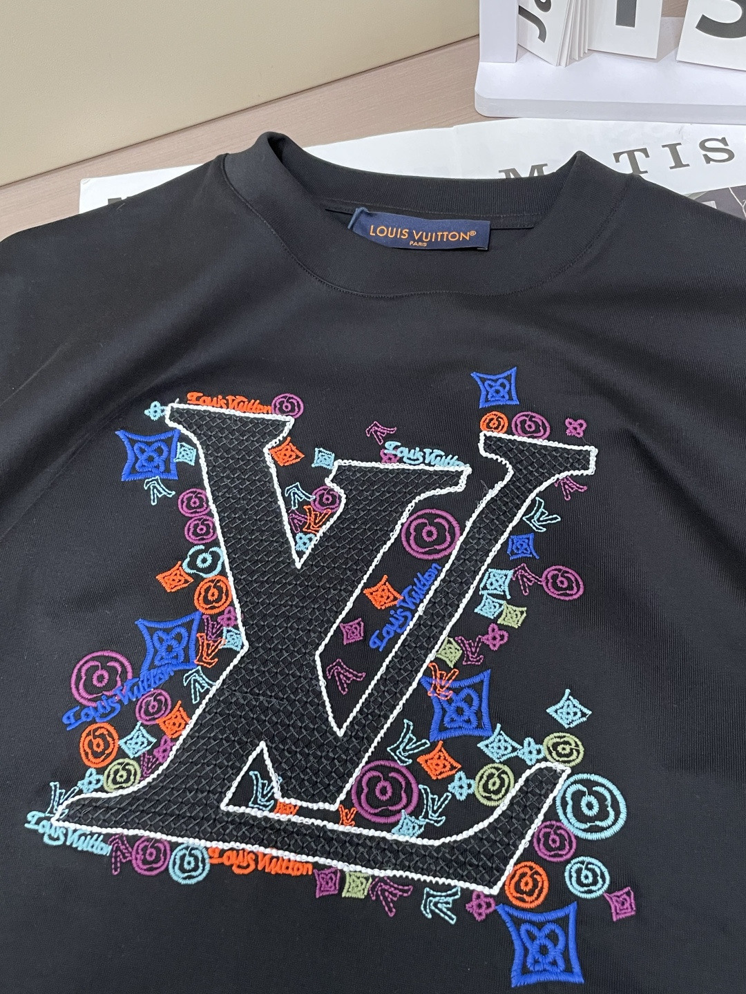 · Lv 2026春夏新款首发专柜最新款短袖圆领T恤 高端订制 设计前卫时尚！品牌logo重工艺设计 高