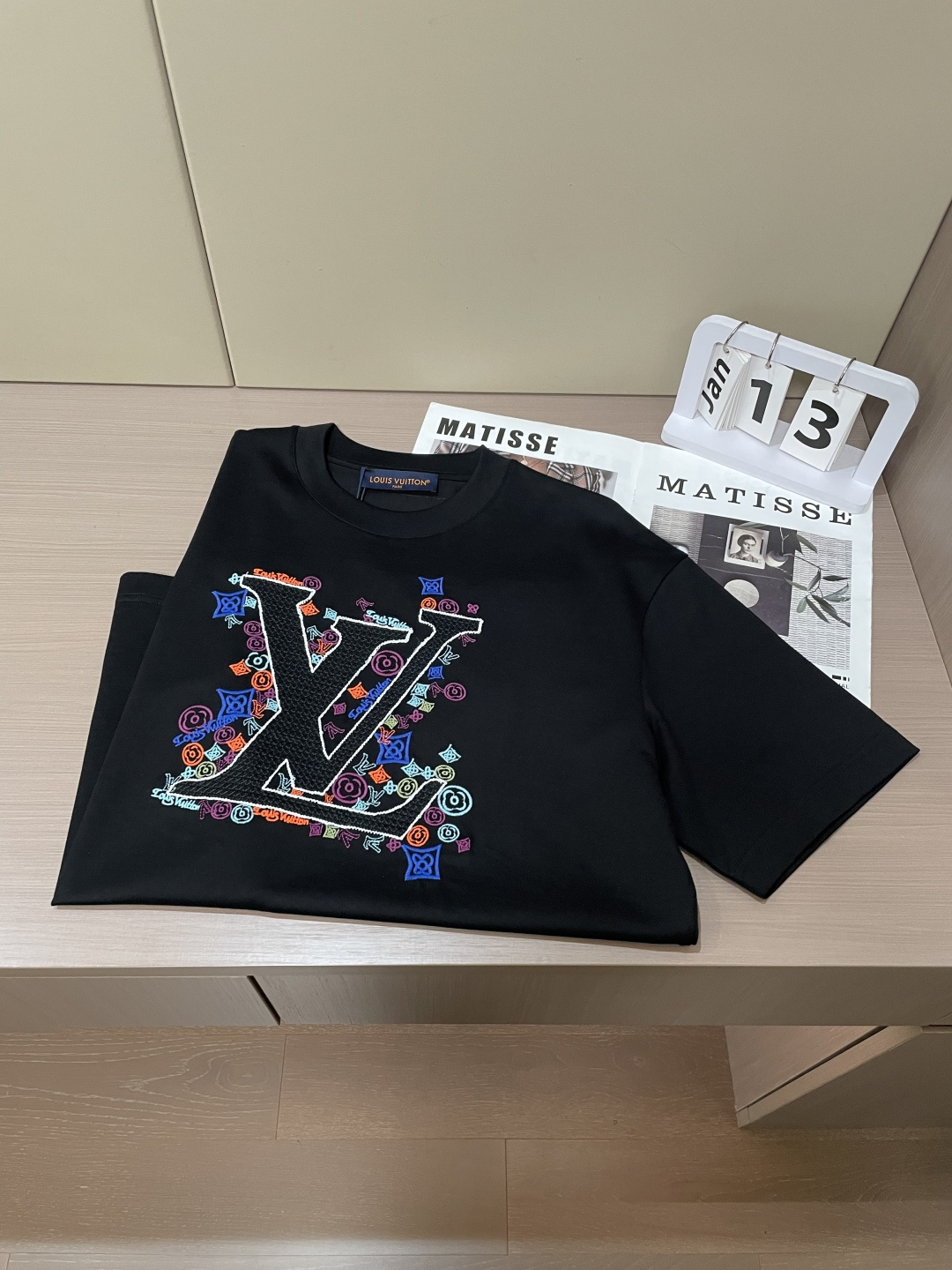 · Lv 2026春夏新款首发专柜最新款短袖圆领T恤 高端订制 设计前卫时尚！品牌logo重工艺设计 高