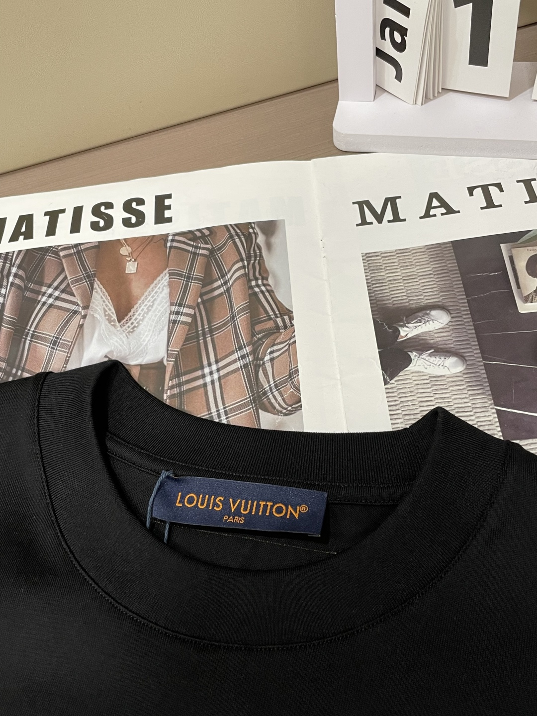 · Lv 2026春夏新款首发专柜最新款短袖圆领T恤 高端订制 设计前卫时尚！品牌logo重工艺设计 高