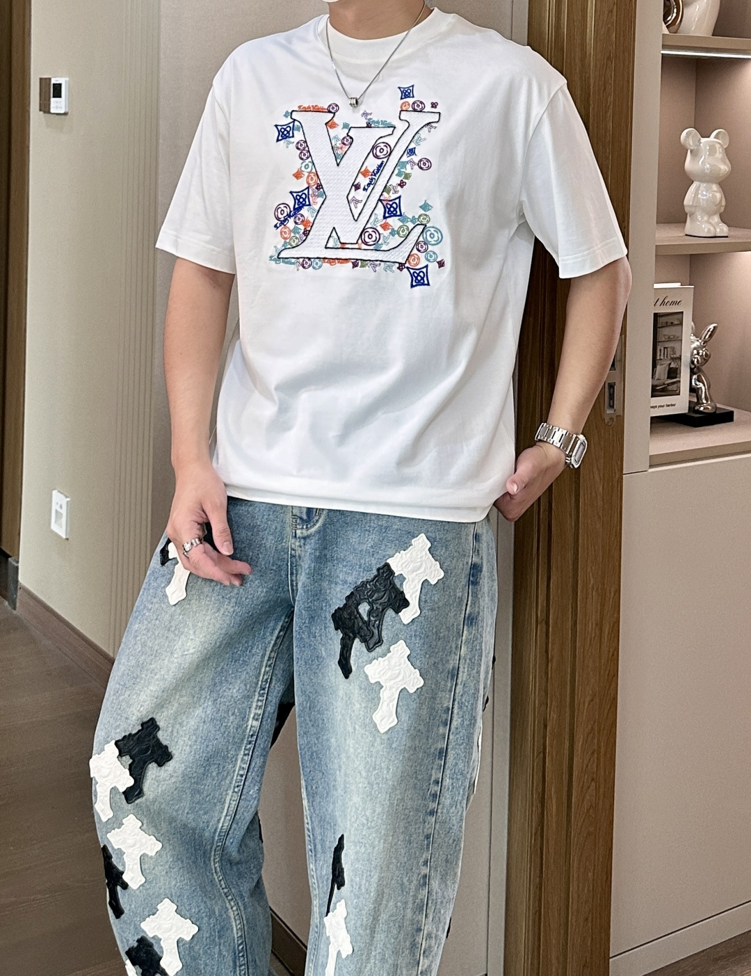 · Lv 2026春夏新款首发专柜最新款短袖圆领T恤 高端订制 设计前卫时尚！品牌logo重工艺设计 高