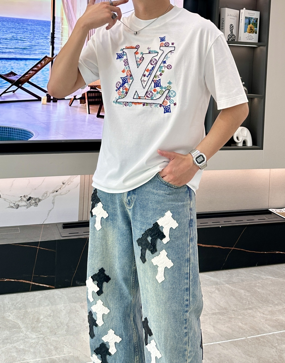 · Lv 2026春夏新款首发专柜最新款短袖圆领T恤 高端订制 设计前卫时尚！品牌logo重工艺设计 高