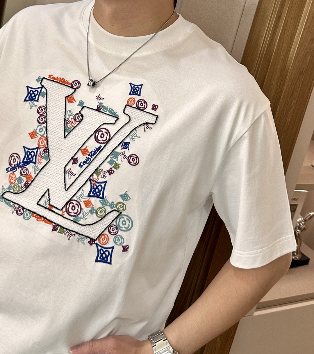 · Lv 2026春夏新款首发专柜最新款短袖圆领T恤 高端订制 设计前卫时尚！品牌logo重工艺设计 高