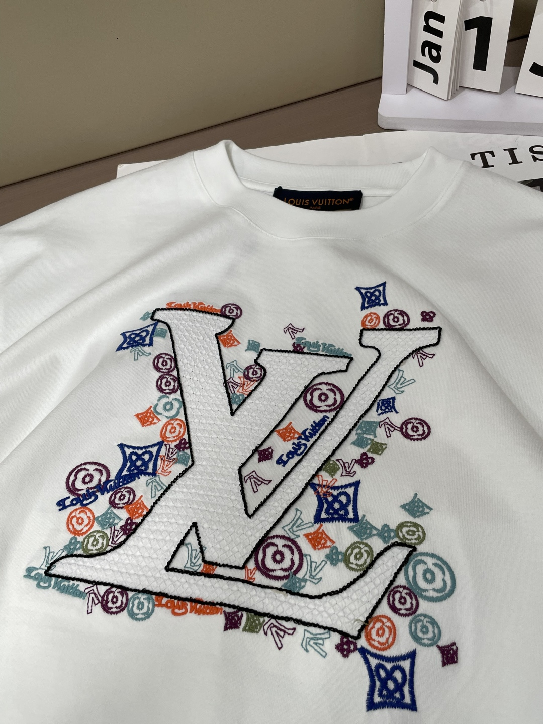 · Lv 2026春夏新款首发专柜最新款短袖圆领T恤 高端订制 设计前卫时尚！品牌logo重工艺设计 高