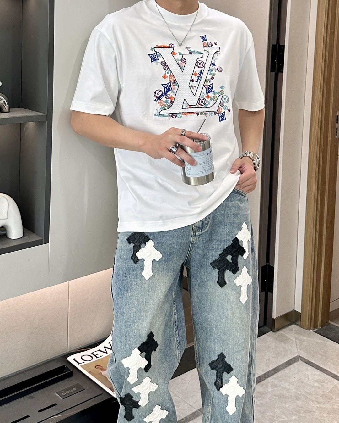 · Lv 2026春夏新款首发专柜最新款短袖圆领T恤 高端订制 设计前卫时尚！品牌logo重工艺设计 高