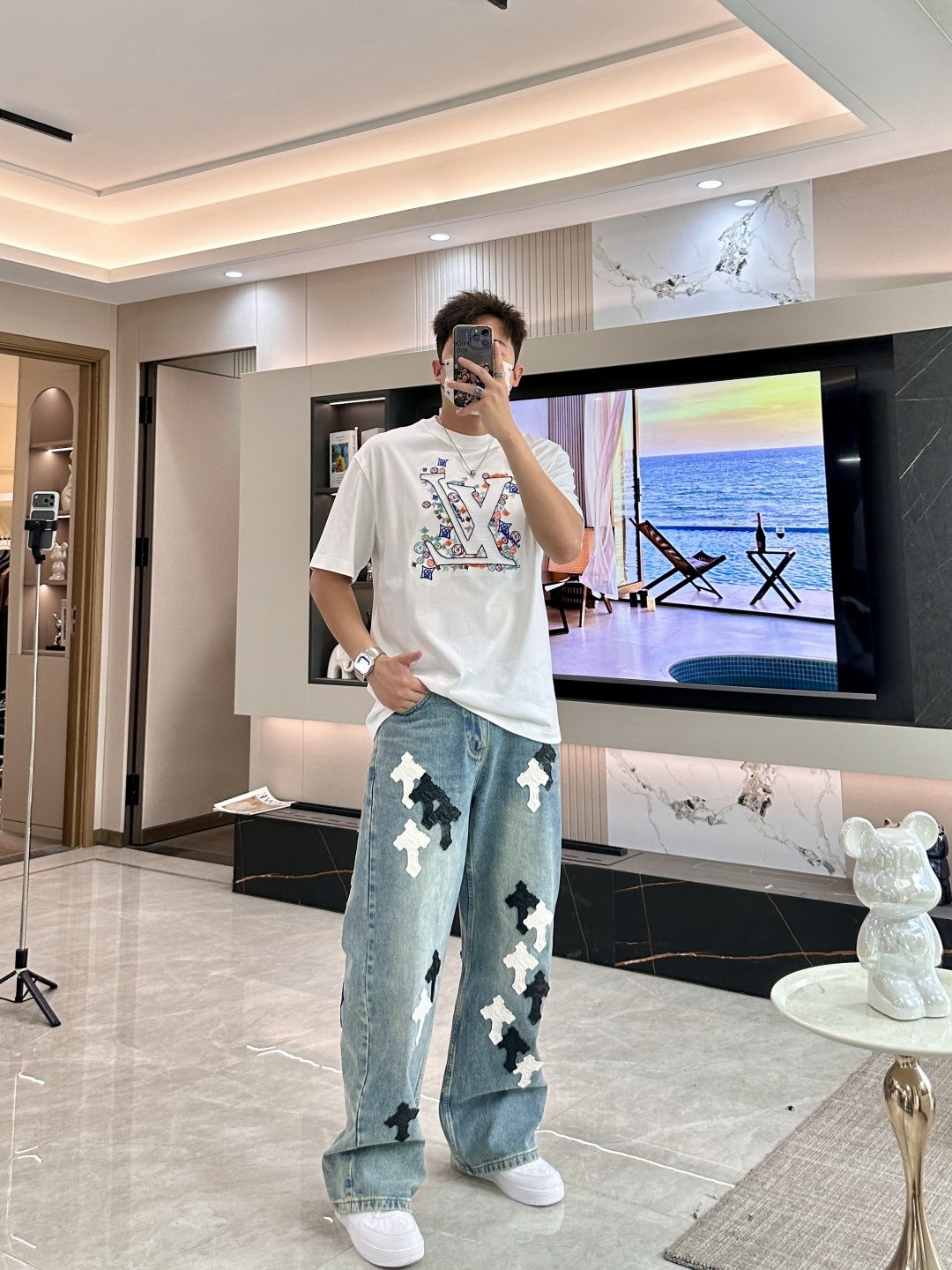 · Lv 2026春夏新款首发专柜最新款短袖圆领T恤 高端订制 设计前卫时尚！品牌logo重工艺设计 高