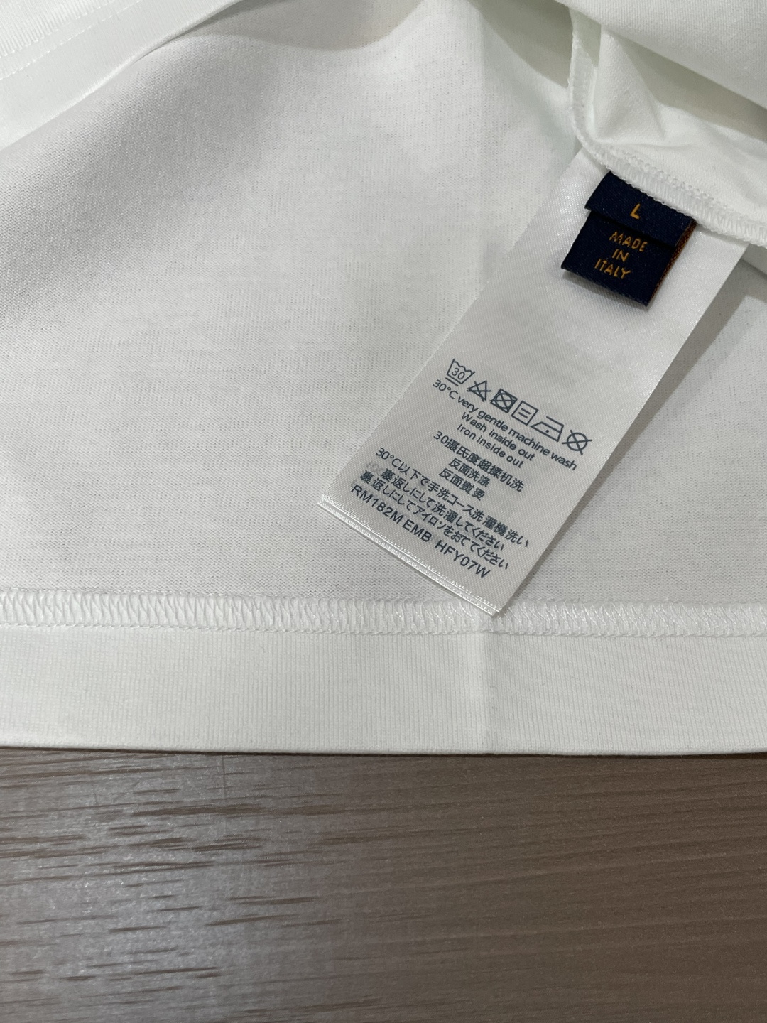 · Lv 2026春夏新款首发专柜最新款短袖圆领T恤 高端订制 设计前卫时尚！品牌logo重工艺设计 高