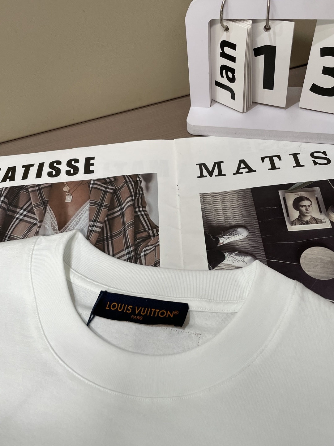 · Lv 2026春夏新款首发专柜最新款短袖圆领T恤 高端订制 设计前卫时尚！品牌logo重工艺设计 高