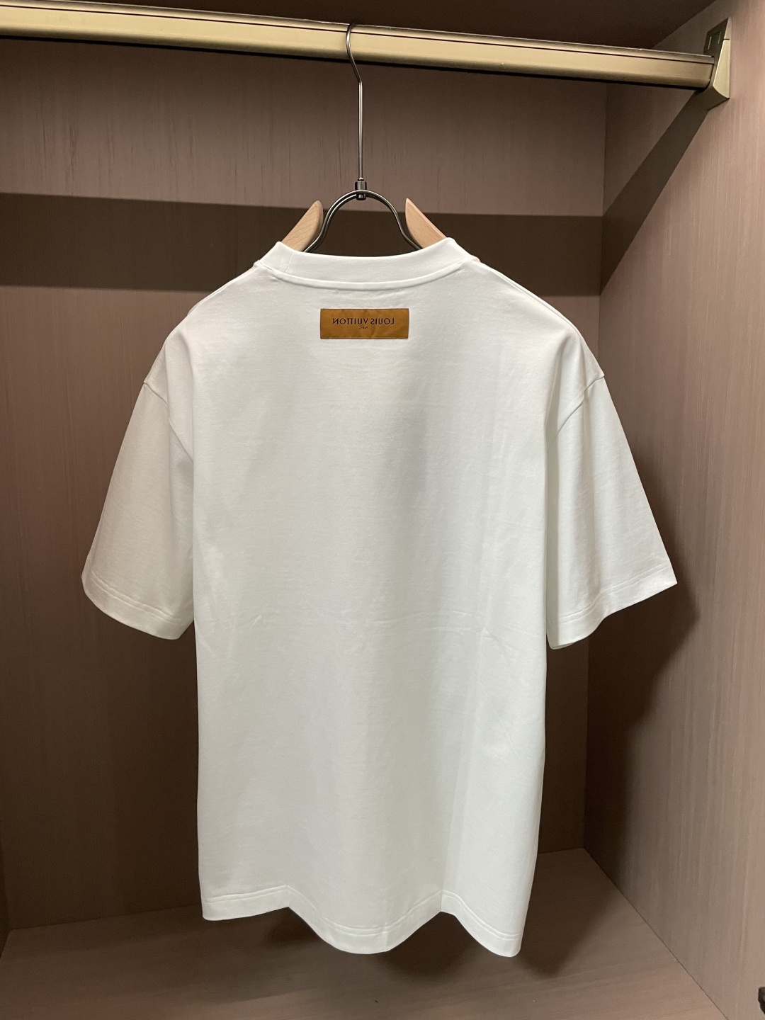 · Lv 2026春夏新款首发专柜最新款短袖圆领T恤 高端订制 设计前卫时尚！品牌logo重工艺设计 高