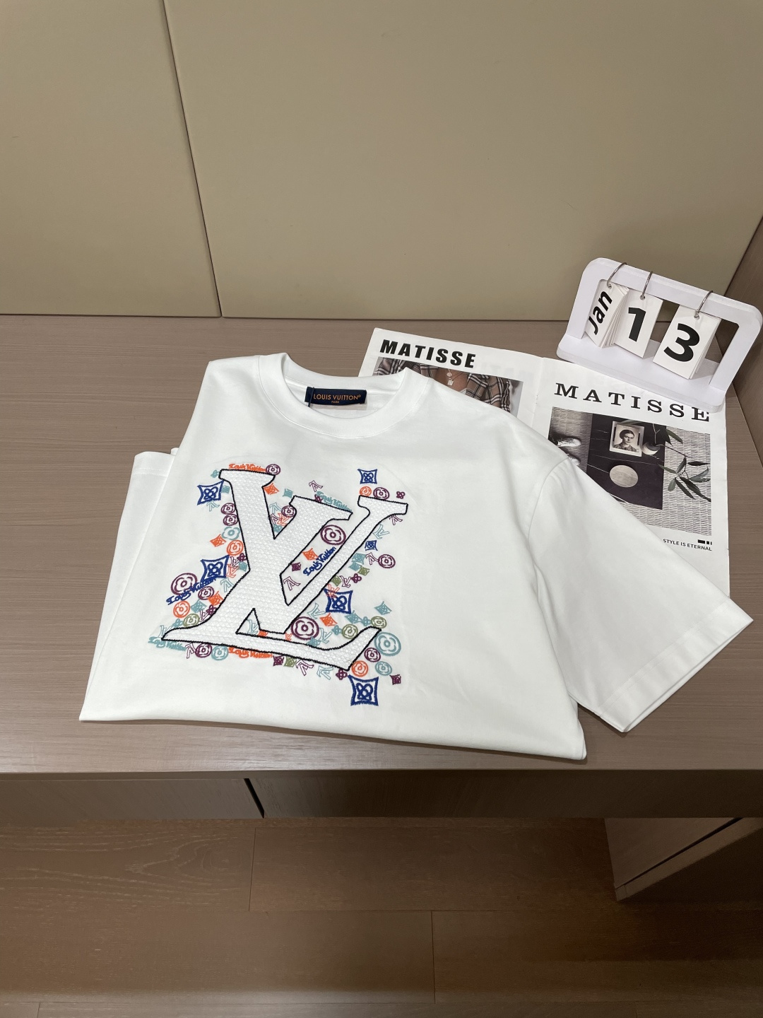 · Lv 2026春夏新款首发专柜最新款短袖圆领T恤 高端订制 设计前卫时尚！品牌logo重工艺设计 高