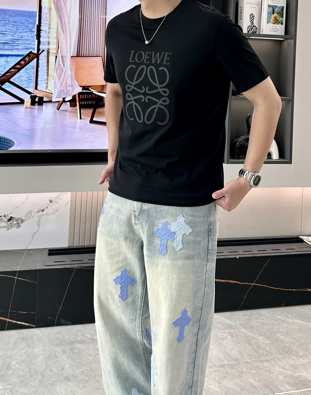 · Loewe 2026春夏新款首发专柜最新款短袖圆领T恤 高端订制 设计前卫时尚！品牌logo重工艺设