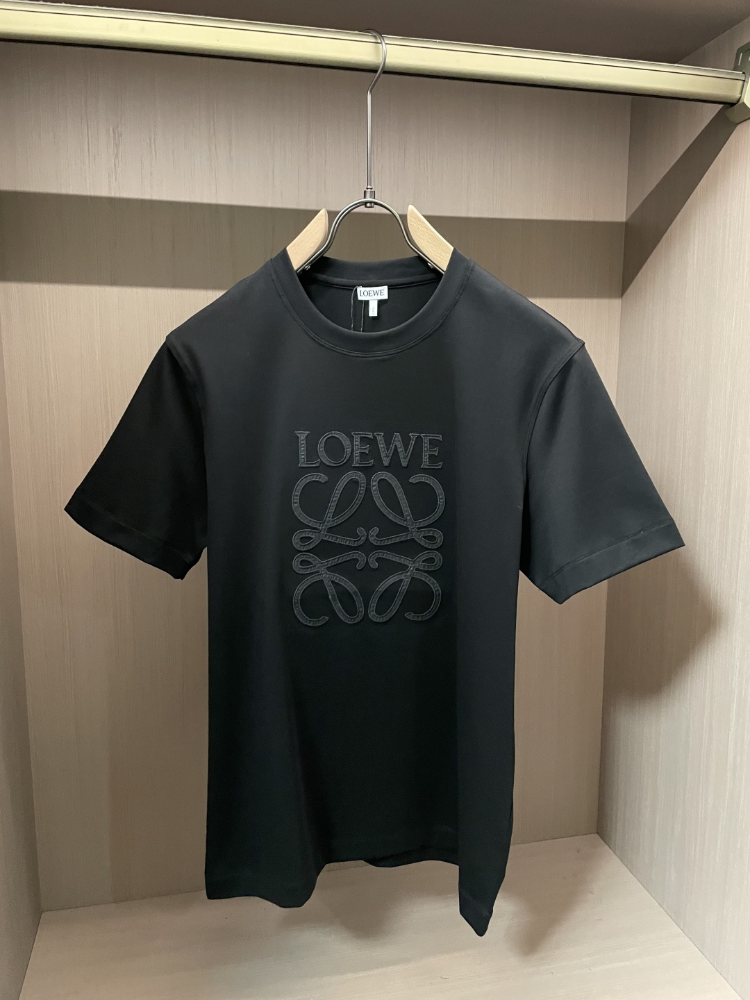 · Loewe 2026春夏新款首发专柜最新款短袖圆领T恤 高端订制 设计前卫时尚！品牌logo重工艺设