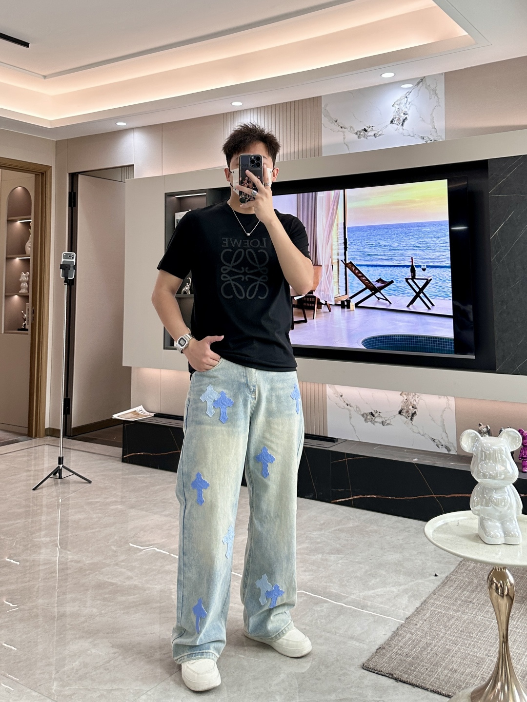 · Loewe 2026春夏新款首发专柜最新款短袖圆领T恤 高端订制 设计前卫时尚！品牌logo重工艺设