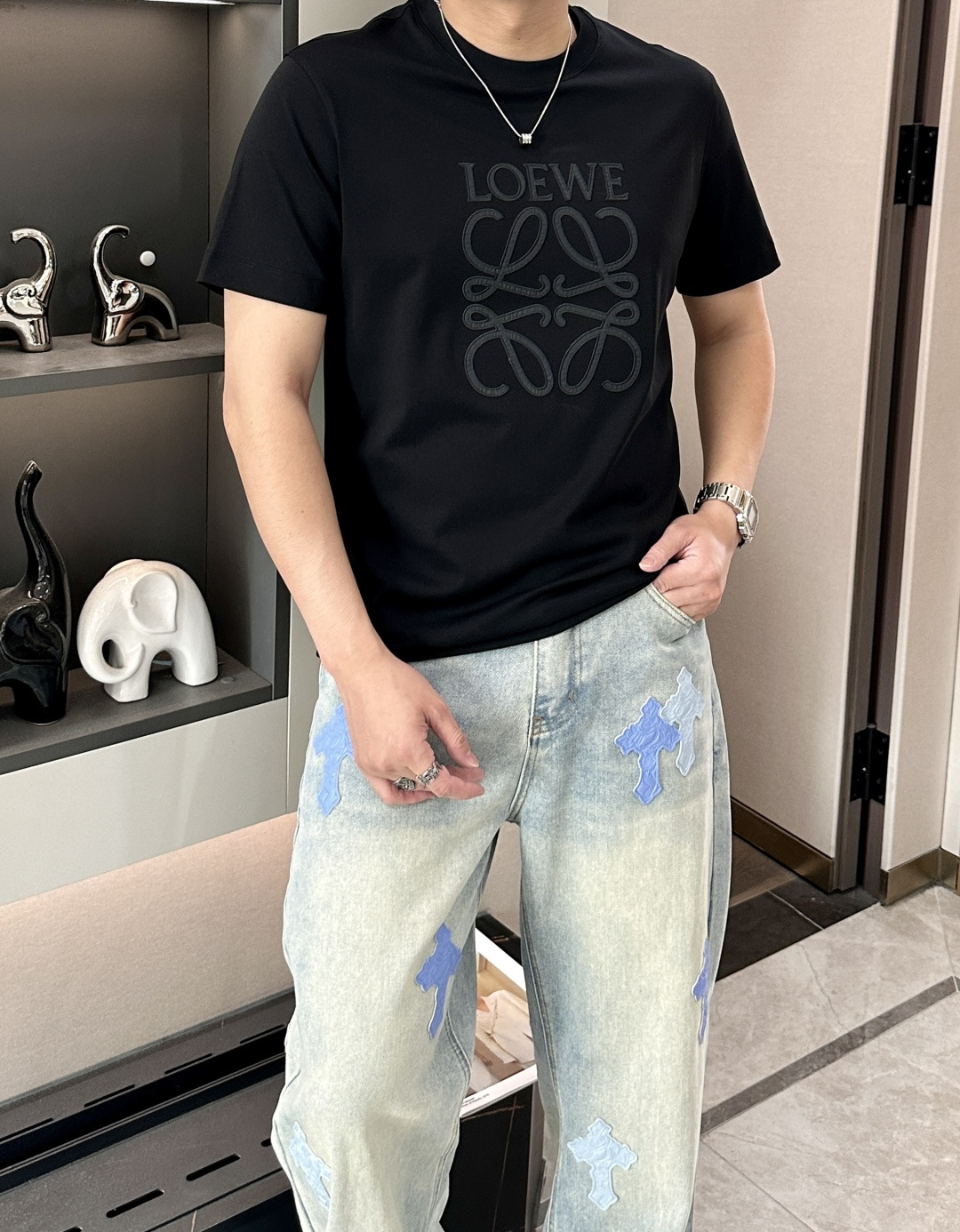 · Loewe 2026春夏新款首发专柜最新款短袖圆领T恤 高端订制 设计前卫时尚！品牌logo重工艺设