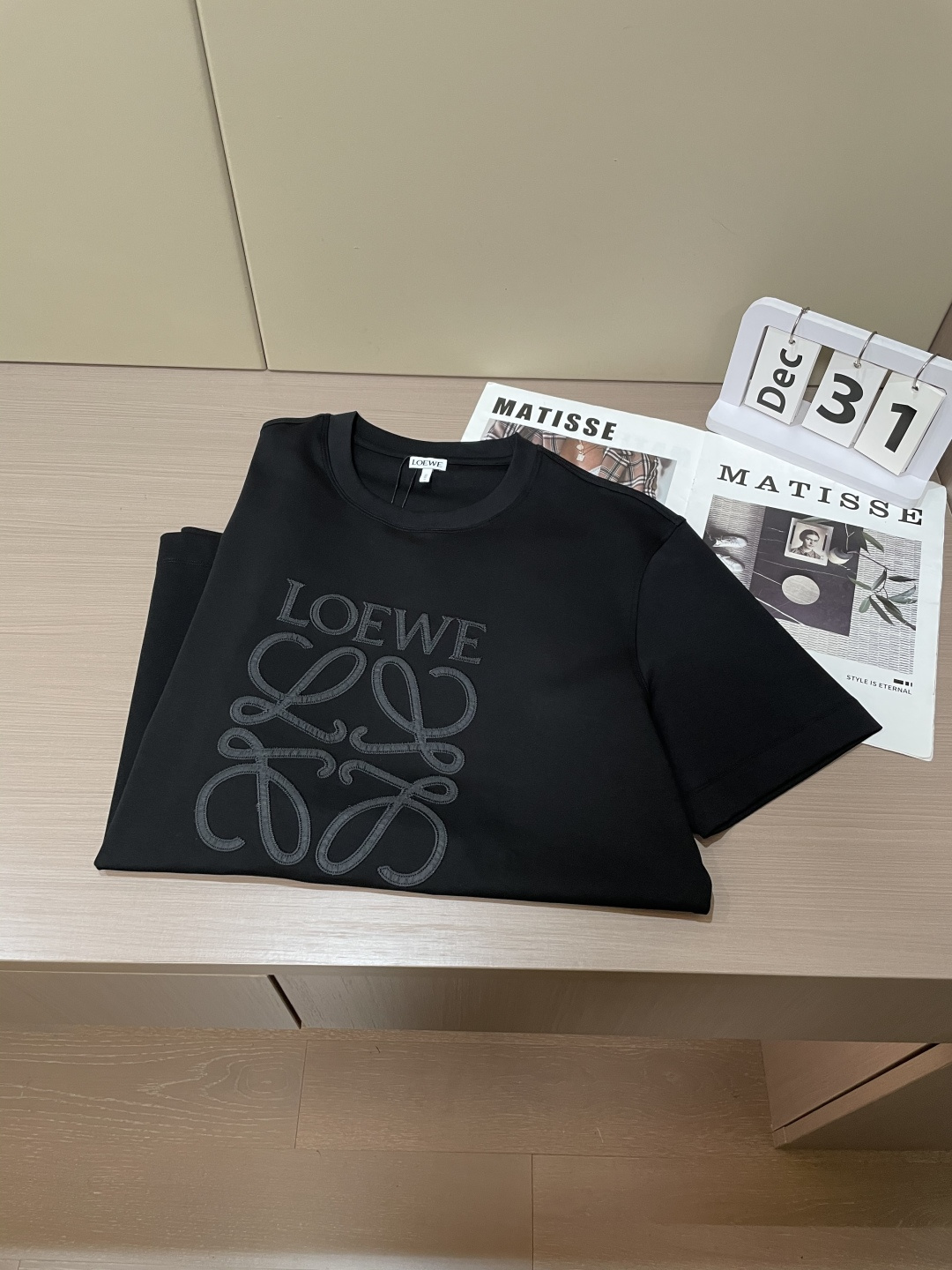 · Loewe 2026春夏新款首发专柜最新款短袖圆领T恤 高端订制 设计前卫时尚！品牌logo重工艺设