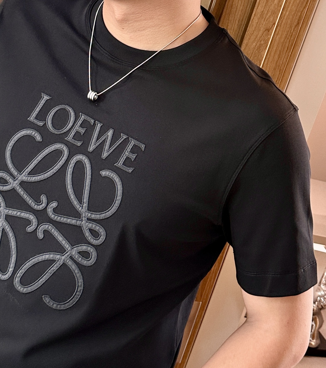 · Loewe 2026春夏新款首发专柜最新款短袖圆领T恤 高端订制 设计前卫时尚！品牌logo重工艺设