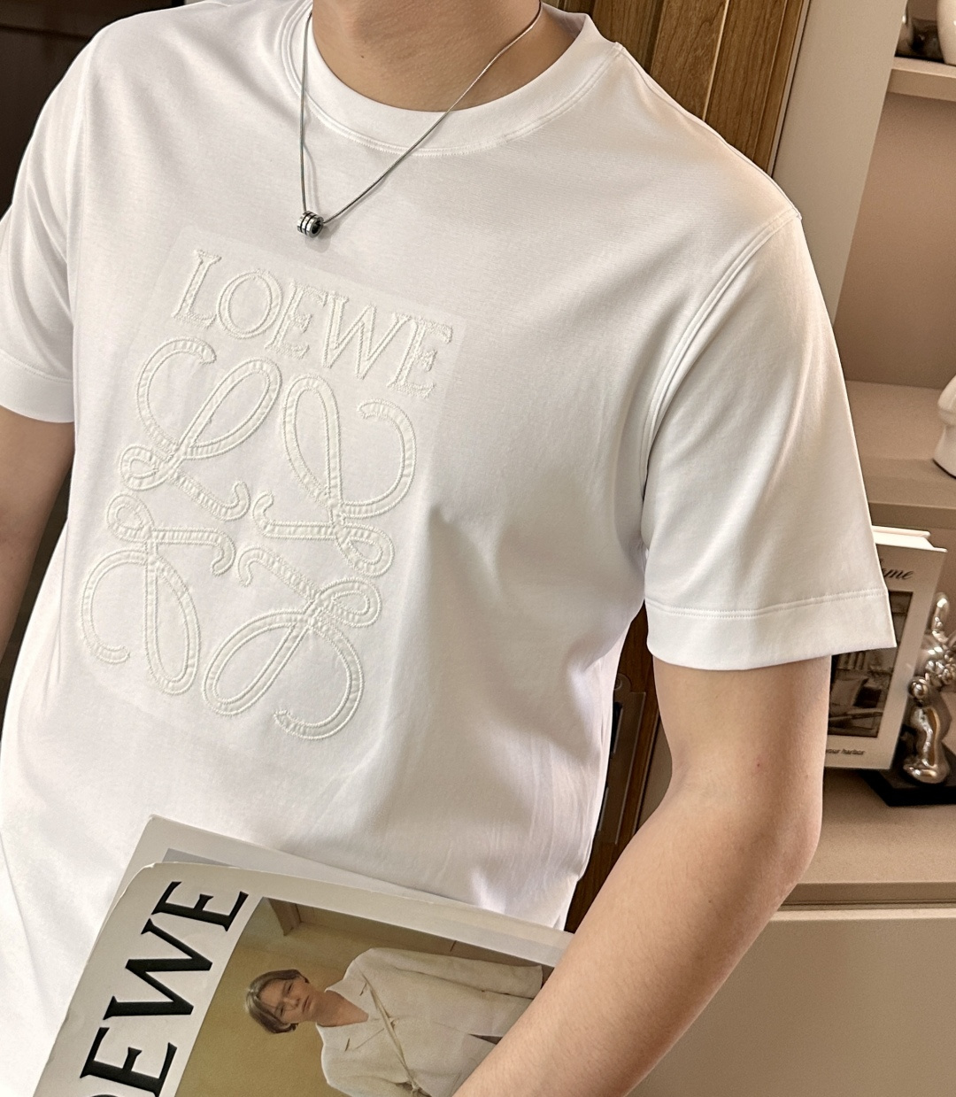 · Loewe 2026春夏新款首发专柜最新款短袖圆领T恤 高端订制 设计前卫时尚！品牌logo重工艺设