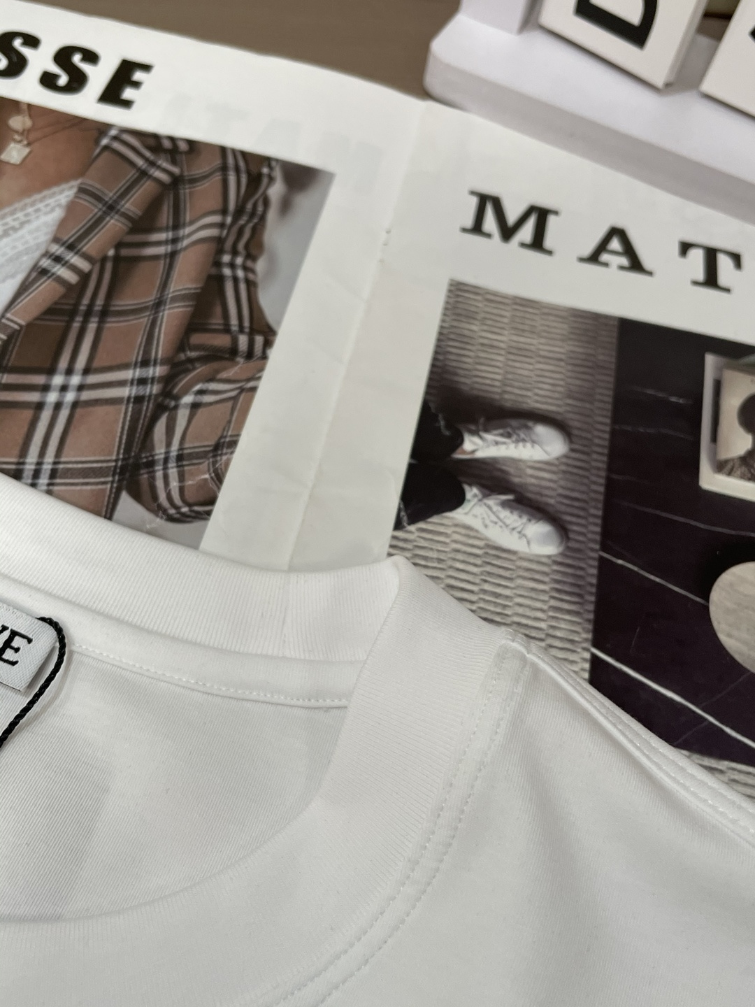 · Loewe 2026春夏新款首发专柜最新款短袖圆领T恤 高端订制 设计前卫时尚！品牌logo重工艺设