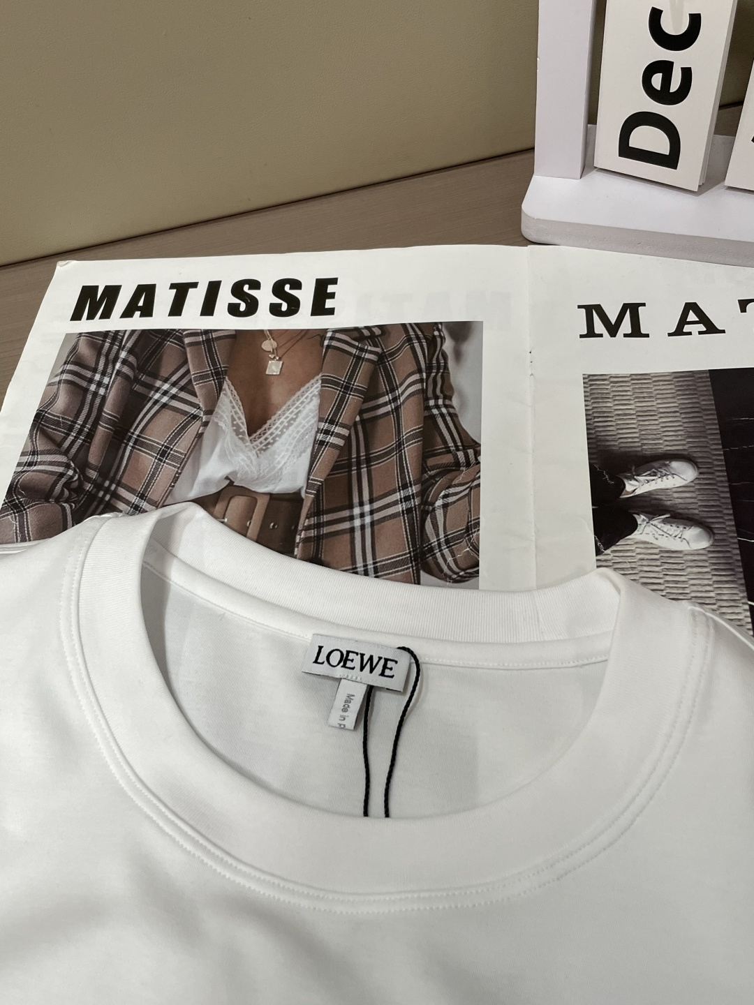 · Loewe 2026春夏新款首发专柜最新款短袖圆领T恤 高端订制 设计前卫时尚！品牌logo重工艺设