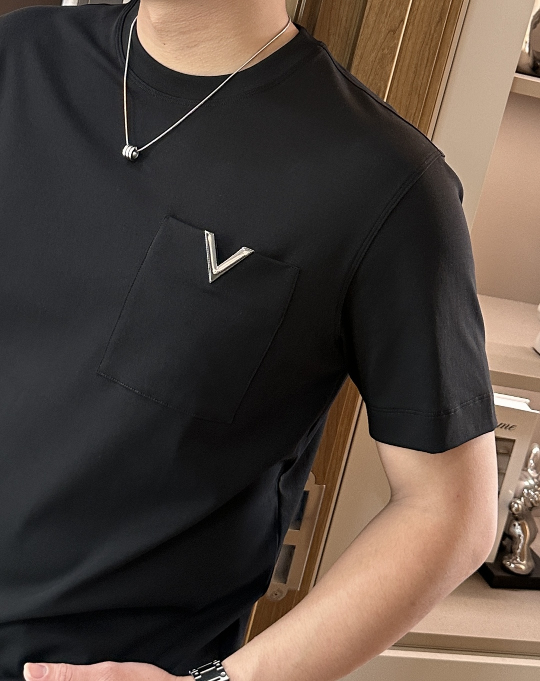 · 华伦天奴 2026春夏新款首发专柜最新款短袖圆领T恤 高端订制 设计前卫时尚！品牌logo重工艺设计