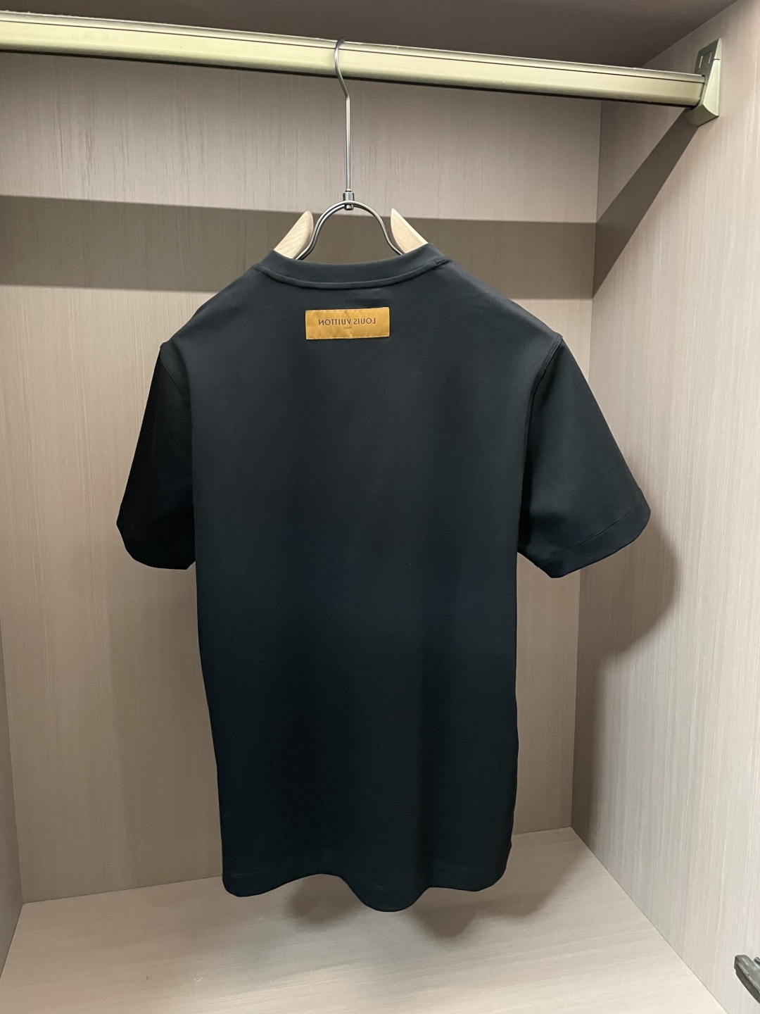 · 华伦天奴 2026春夏新款首发专柜最新款短袖圆领T恤 高端订制 设计前卫时尚！品牌logo重工艺设计